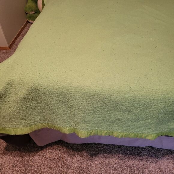 1950s vintage warm wooly bed blanket, pure wool blanket w/ satin binding - Picture 3 of 16